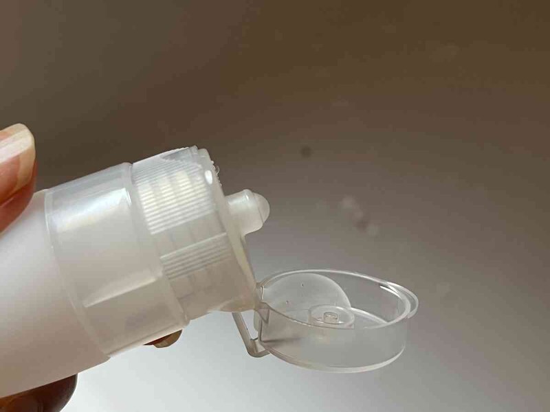 セリアの「シリコンチューブ」を押すと中に入れたものが出てくる