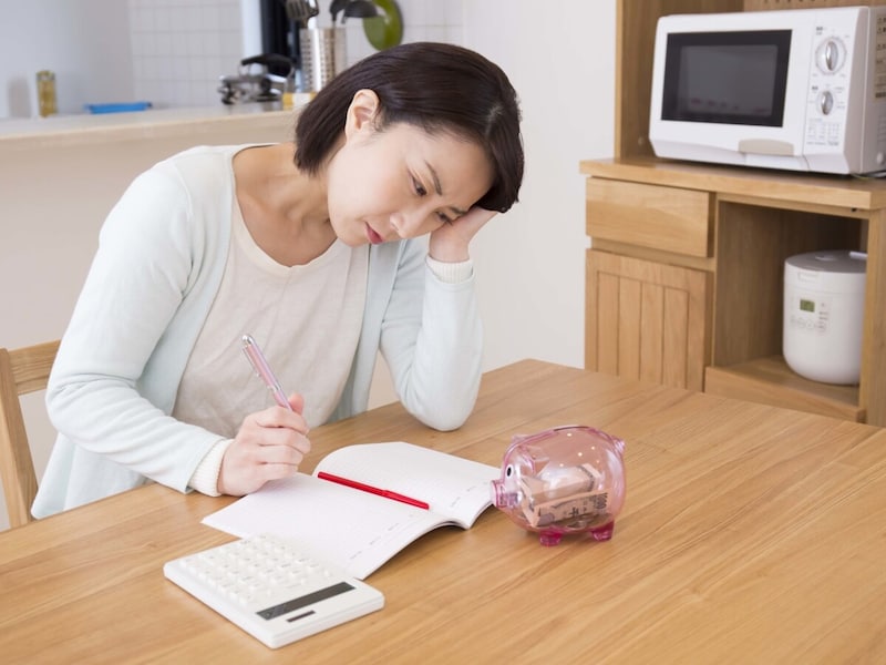 年収が130万円を超えると、厚生年金や健康保険に加入する必要があり、夫の扶養から外れる?(画像出典:PIXTA)
