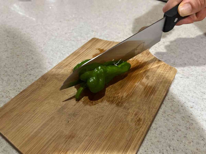 セリアの「万能包丁」でピーマンを半分に！
