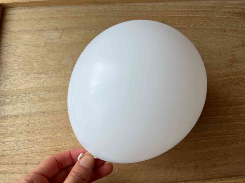 セリアの「ポップバルーン 9インチ」の白