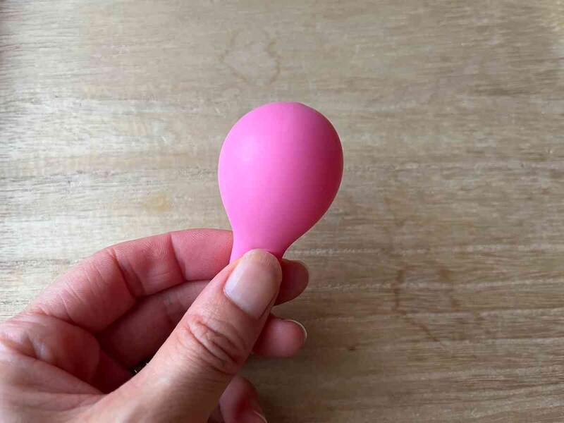 セリアの「カラーバルーン マカロンカラー 6インチ」を筆者の肺活量で膨らませてみた