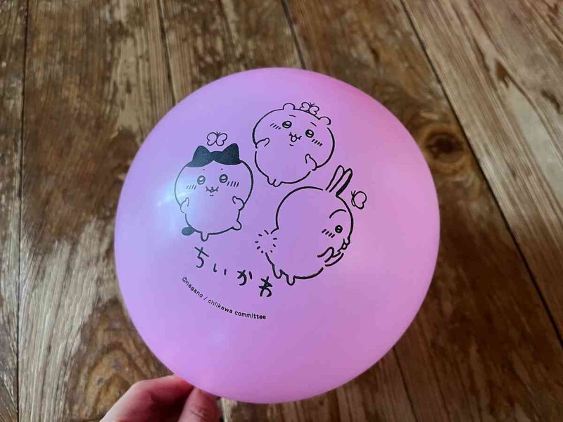 ピンク色の風船にハチワレ（左）、ちいかわ（中央）、うさぎ（右）が描かれている
