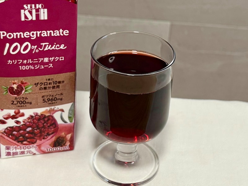 100%ザクロの甘酸っぱいおいしさ。美容や健康好きに人気のザクロジュースを楽しめます