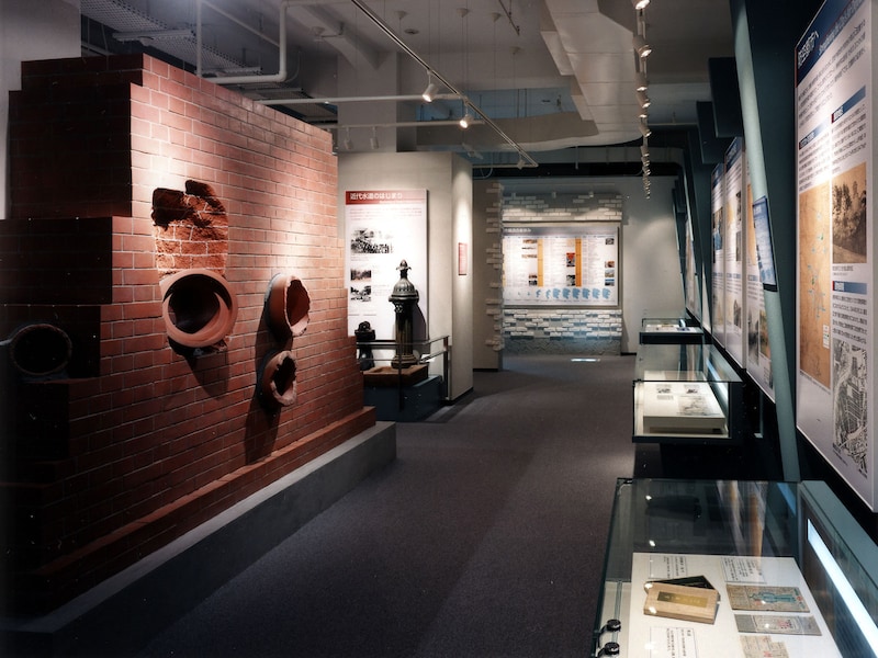 煉瓦造下水道マンホールの模型や震災復興都市計画案の図などが展示されている(提供画像)