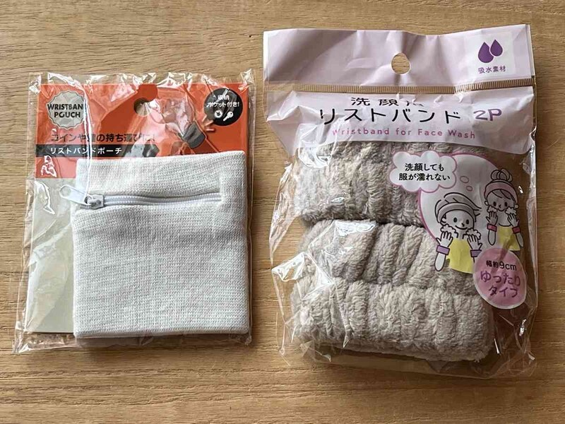 セリアの「リストバンドポーチ」（左）、「洗顔用リストバンド」（右）