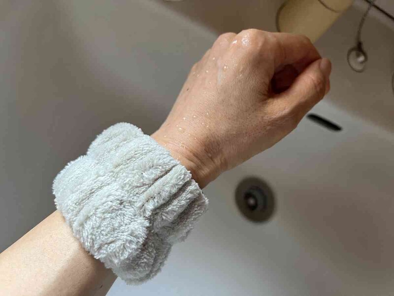 セリアの「洗顔用リストバンド」は手首にフィット