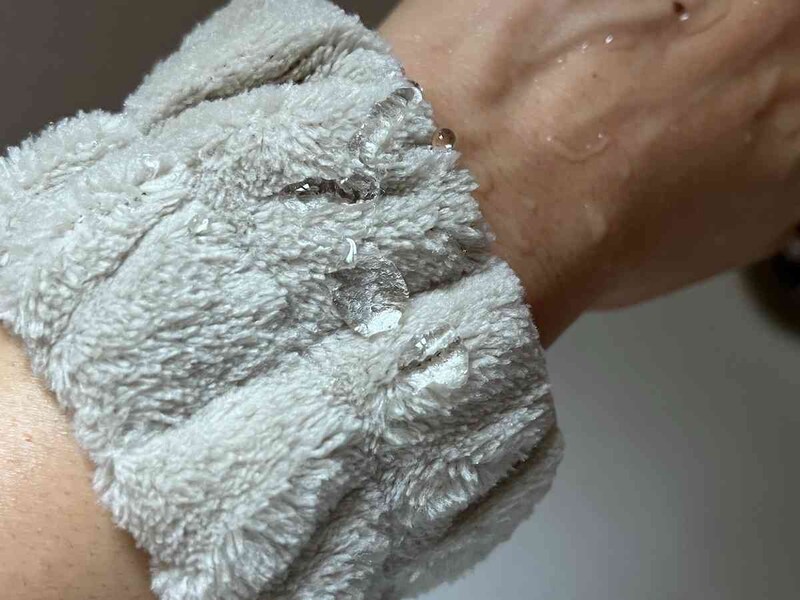 セリアの「洗顔用リストバンド」は水をはじいた