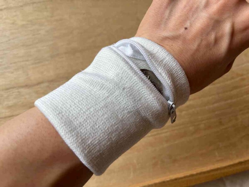 セリアの「リストバンドポーチ」の中に小銭を入れられる