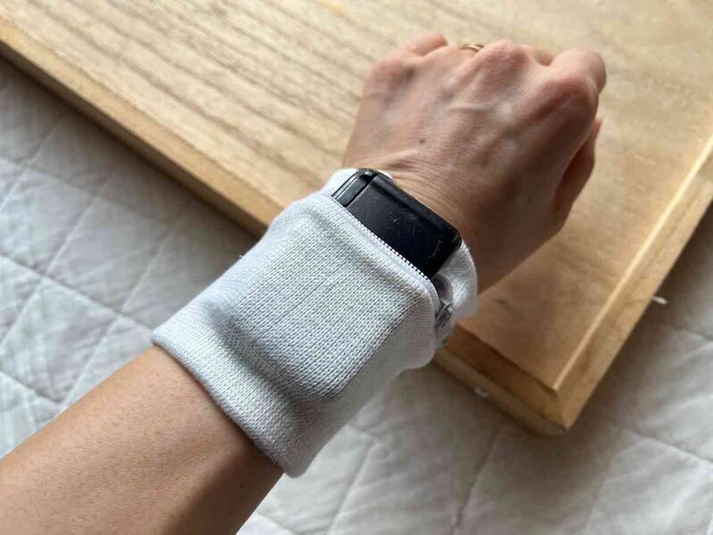 セリアの「リストバンドポーチ」の中に車の鍵も入るけれど