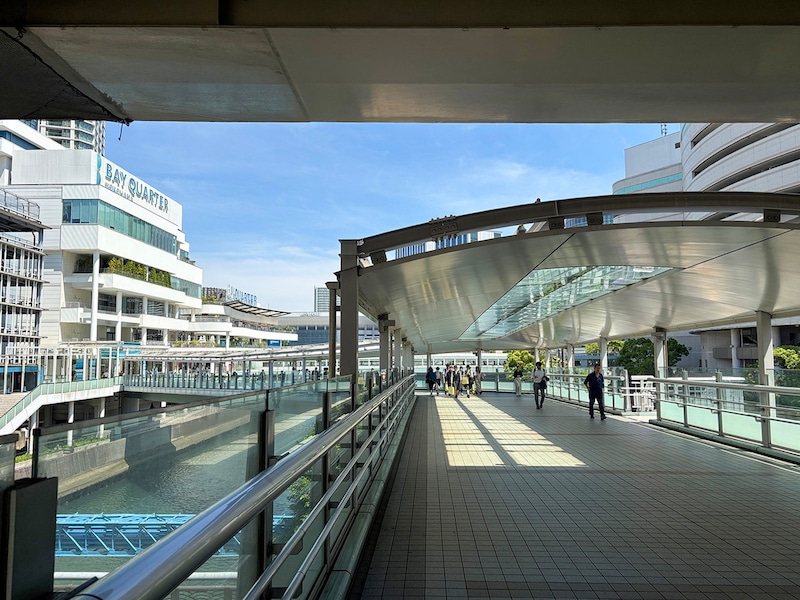 横浜ベイクォーター方面へ（筆者撮影）