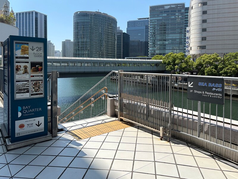 階段を下りてシーバス乗り場へ向かう（筆者撮影）