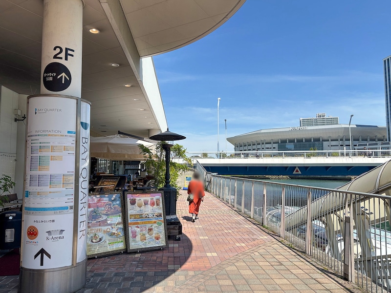 シーバス乗り場を過ぎ、道なりにまっすぐ進む（筆者撮影）