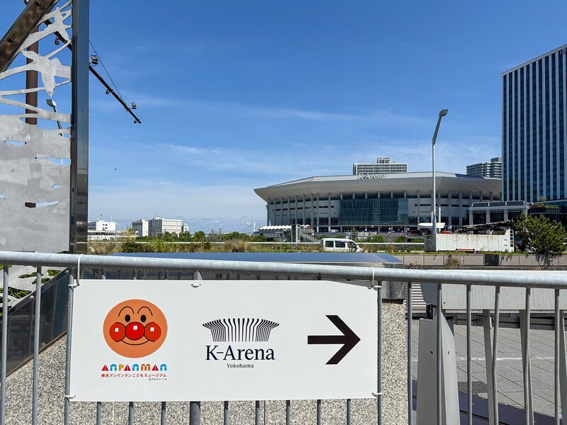 看板が見えたら右へ。みなとみらい大橋をまっすぐ進む（筆者撮影）