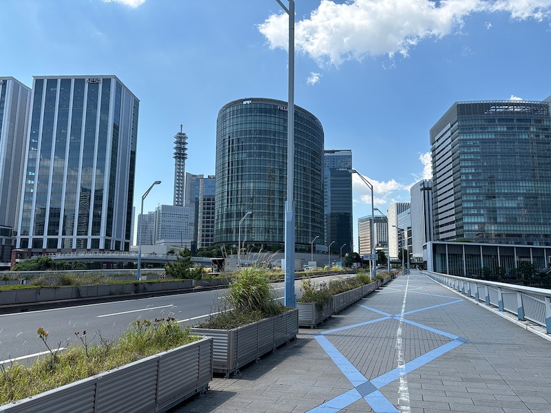 みなとみらい大橋をみなとみらい方面へまっすぐ進む（筆者撮影）