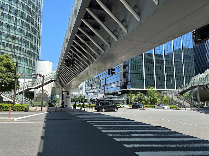 左折する形で横断歩道を渡る（筆者撮影）