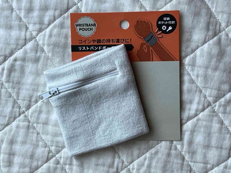 セリアの「リストバンドポーチ」には、厚みがないものを入れたい