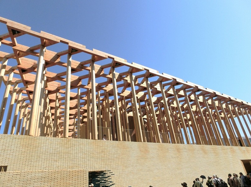 独特の意匠で建築デザインとしての評価も高いウズベキスタン館