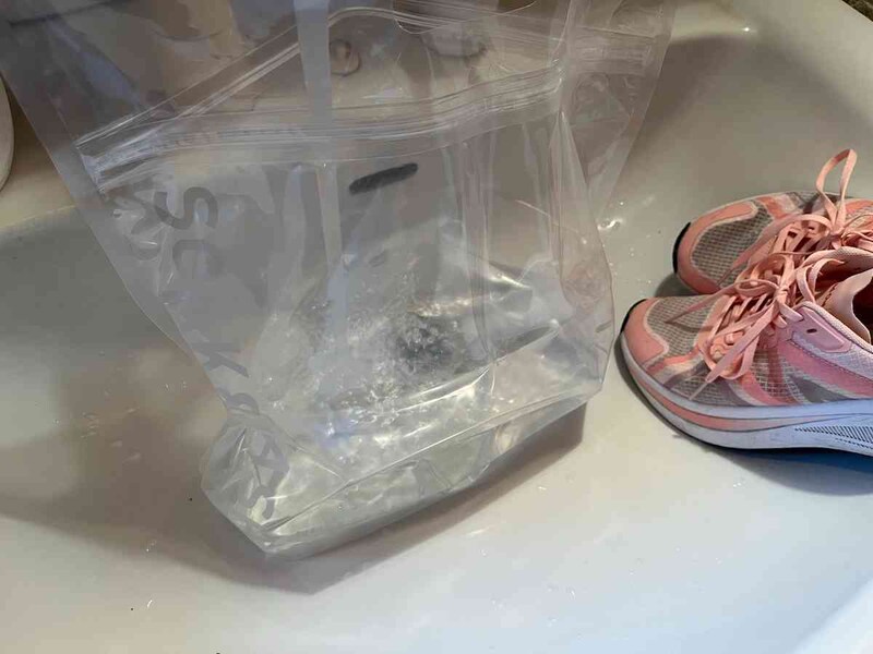 セリアの「つけ置き洗いバッグ」に水を入れる