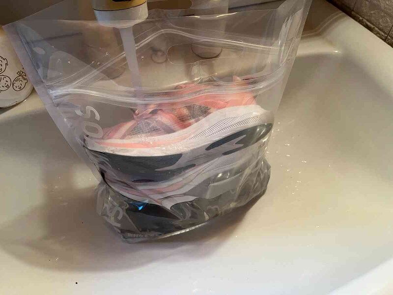 セリアの「つけ置き洗いバッグ」の中に洗うものを入れる