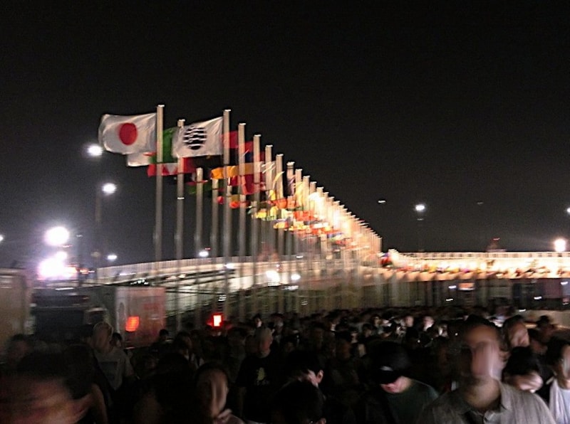 夜帰宅時間帯の地下鉄夢洲駅までは大行列で時間がかかる