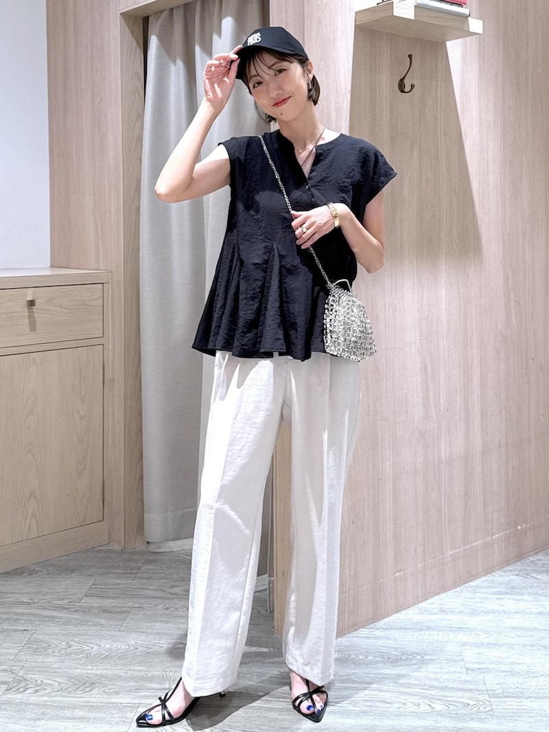 動きやすいパンツコーデに小物を効かせておしゃれ度アップ　出典：WEAR