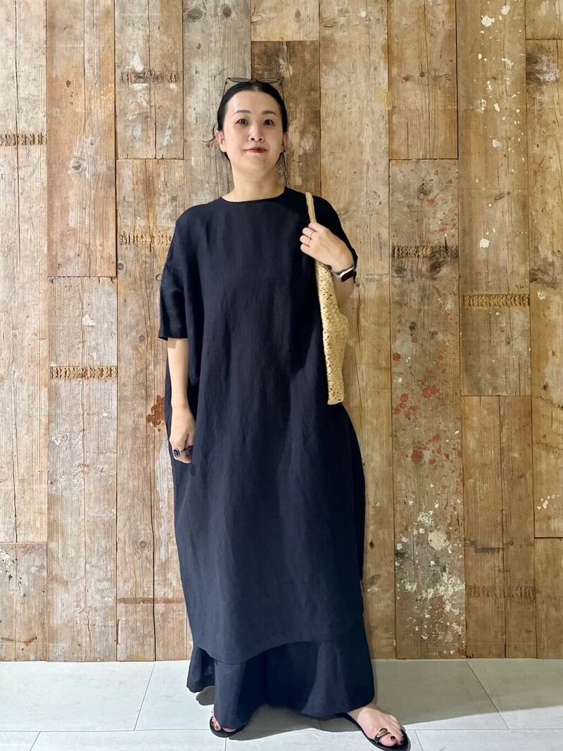 ゆったりシルエットでもオールブラックで引き締めて　出典：WEAR