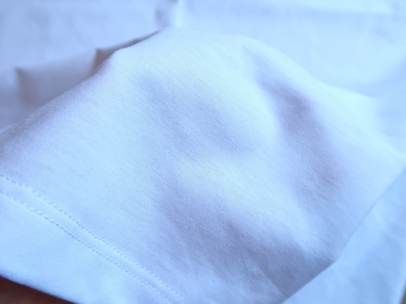 毛羽立ちがないスムースな表面感で気持ちよく着られます