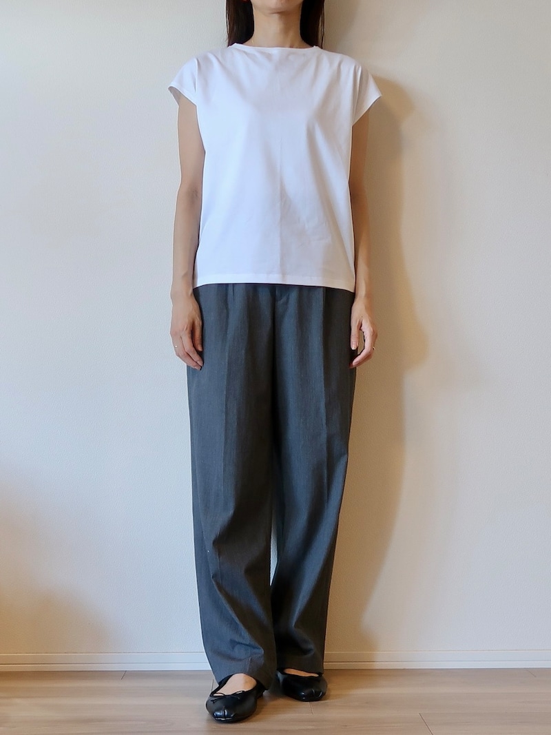 裾をアウトにしても様になり、きれいめに着られるのがメリットです