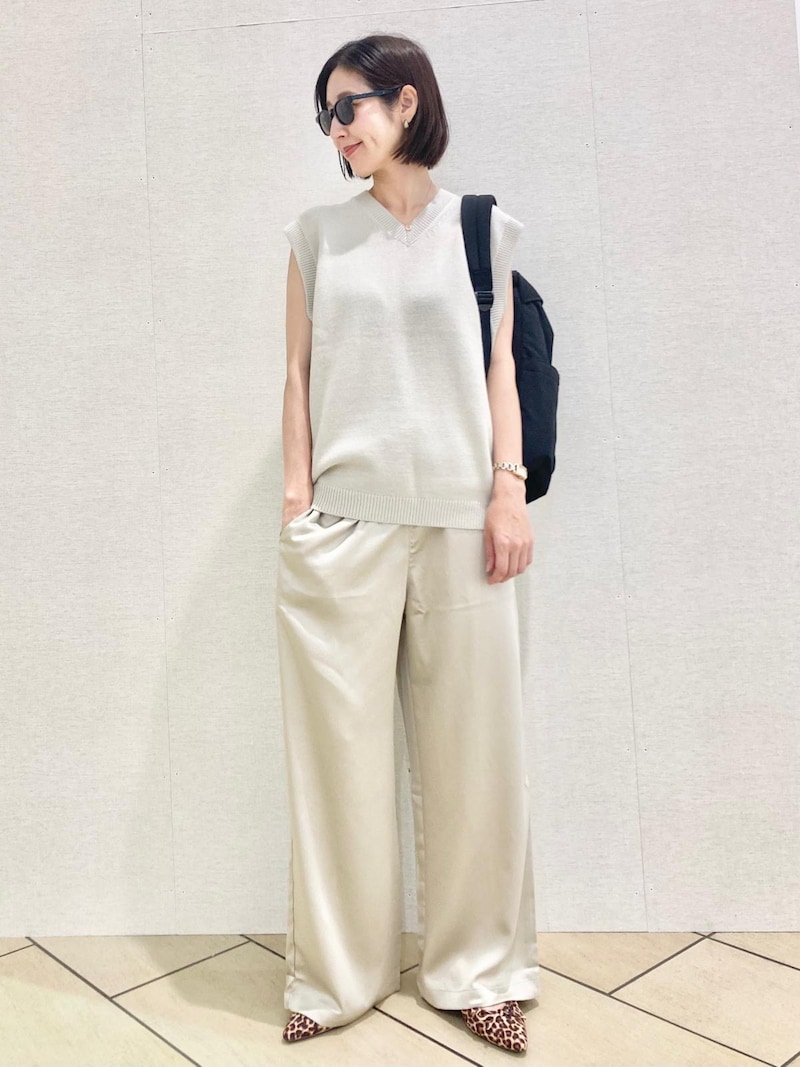 メンズのニットベストをノースリーブトップスとして取り入れて　出典：StyleHint