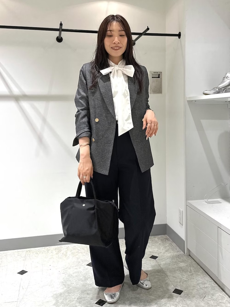 ジャケットのインナーにも大活躍するボウタイブラウス 出典:WEAR