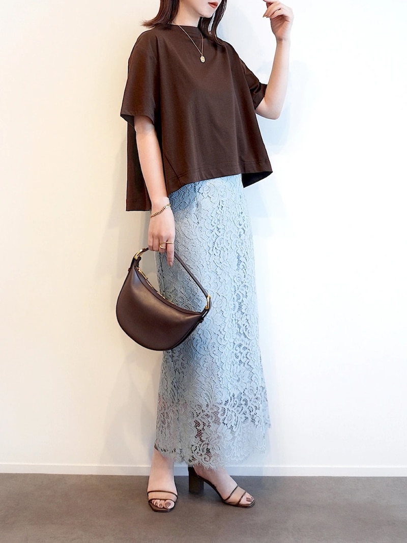 ブラウンのTシャツにフェミニンなレースを合わせてミックスコーデに 出典:WEAR
