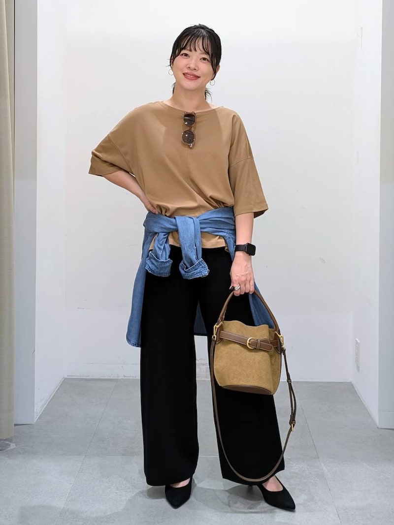 Tシャツとバッグのカラーがリンクしているところもポイントです 出典:WEAR