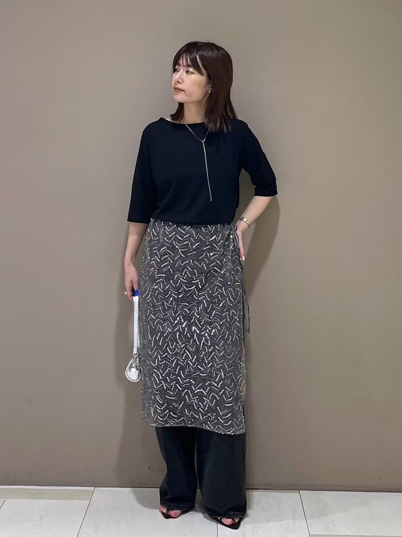 シアー素材の五分袖カットソーで抜け感を 出典:WEAR