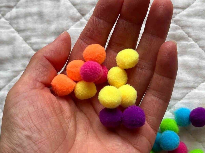 セリアの「ポンポンボール ネオンカラー」は小さめ