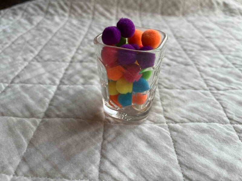 セリアの「ポンポンボール ネオンカラー」はポップな雰囲気のインテリアになる