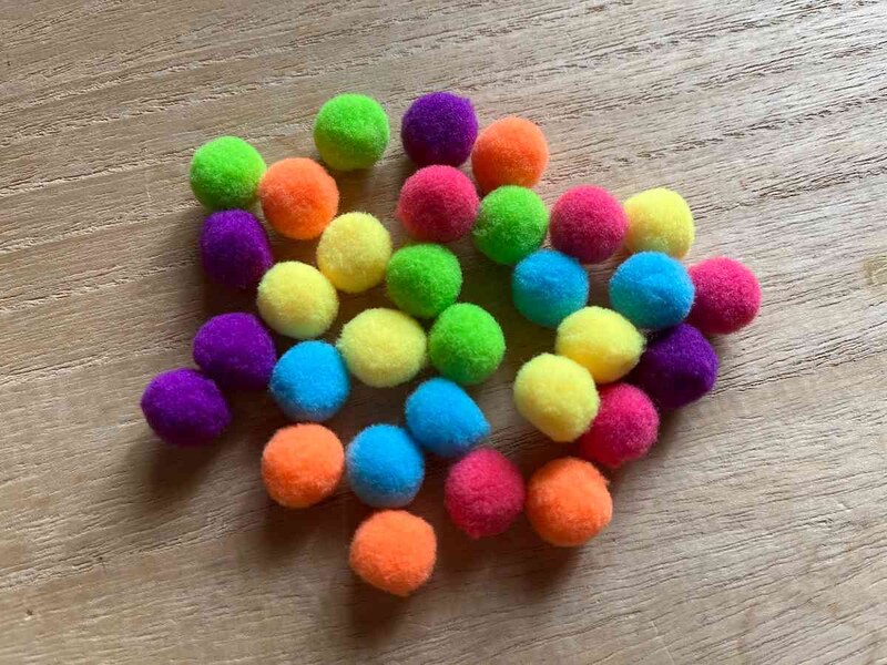セリアの「ポンポンボール ネオンカラー」は1袋に約30個入っている