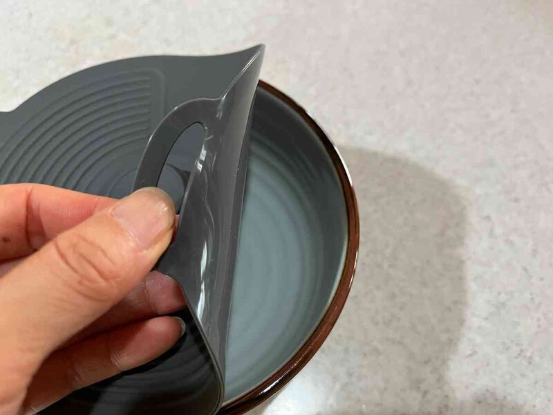 セリアの「シリコーンフタ モノトーン」をめくるようにして外す