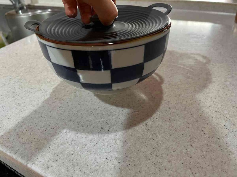 セリアの「シリコーンフタ モノトーン」を持って、そのまま持ち上げられる