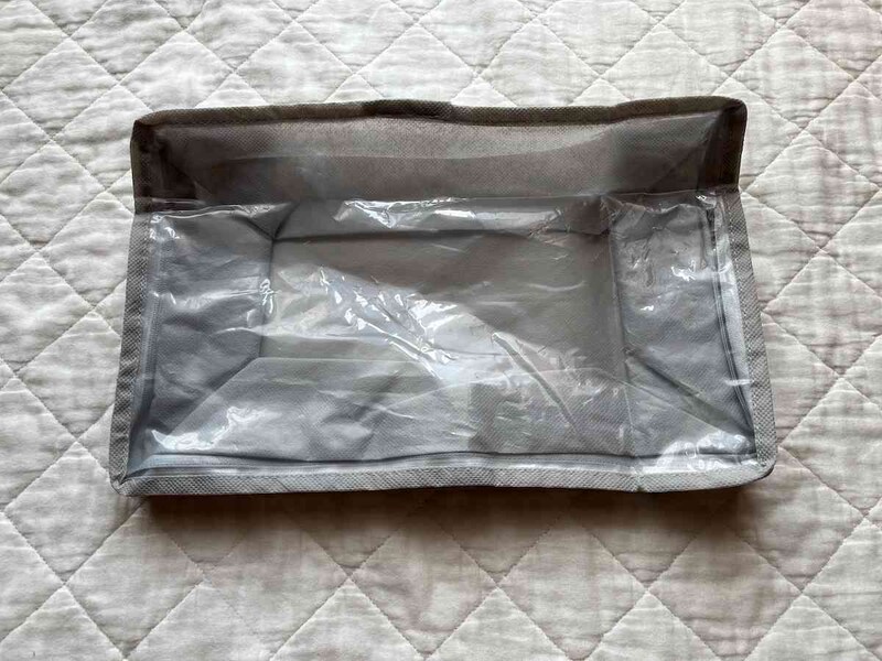 セリアの「コミック収納袋」はファスナーで開閉する