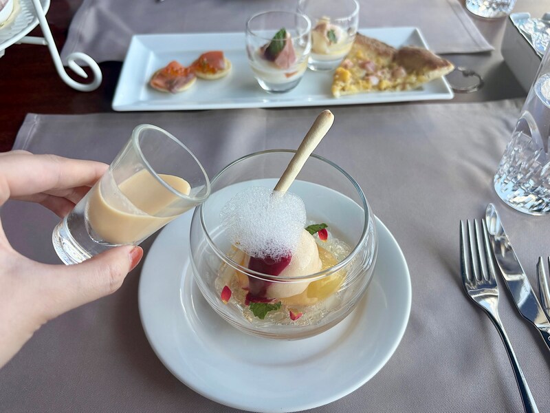 ソースをかけていただく、桃のコンポート＆シャーベットのスイーツ。ひんやりした桃のおいしさがたまりません！