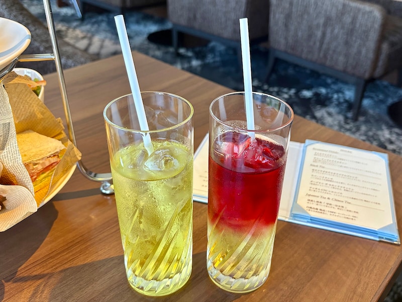 ホットはもちろん、アイスドリンクも充実！  左：ラムネアイスティー、右：サマーアップルアイスティー