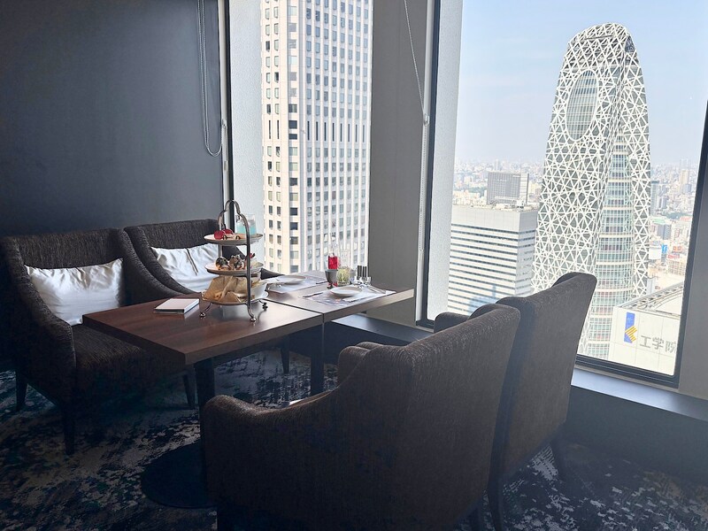 ゆったりとした涼しい席で、都心を見渡せる絶景を堪能できます