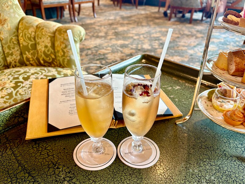 アイスドリンクも充実。左：ホワイトピーチ、右：フラワーブーケ