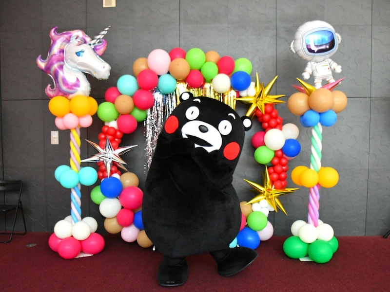 キラキラバルーンにうっとり＝7月12日、長野県松本市