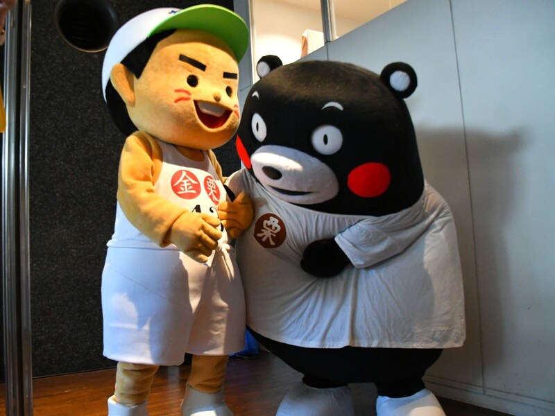 おそろいの金栗ルックで＝7月23、24日、東京都千代田区