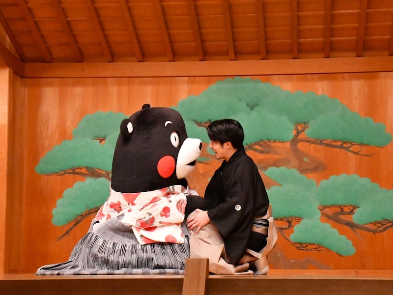 前のめりで……＝7月27日、東京都渋谷区