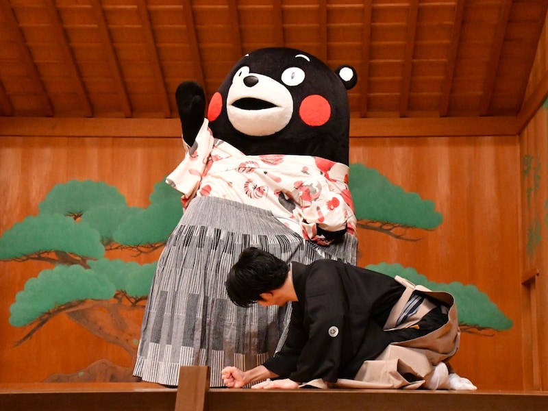 立ち上がって勝利をアピール＝7月27日、東京都渋谷区