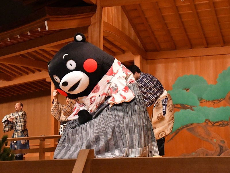 みんなで踊ったモン＝7月27日、東京都渋谷区