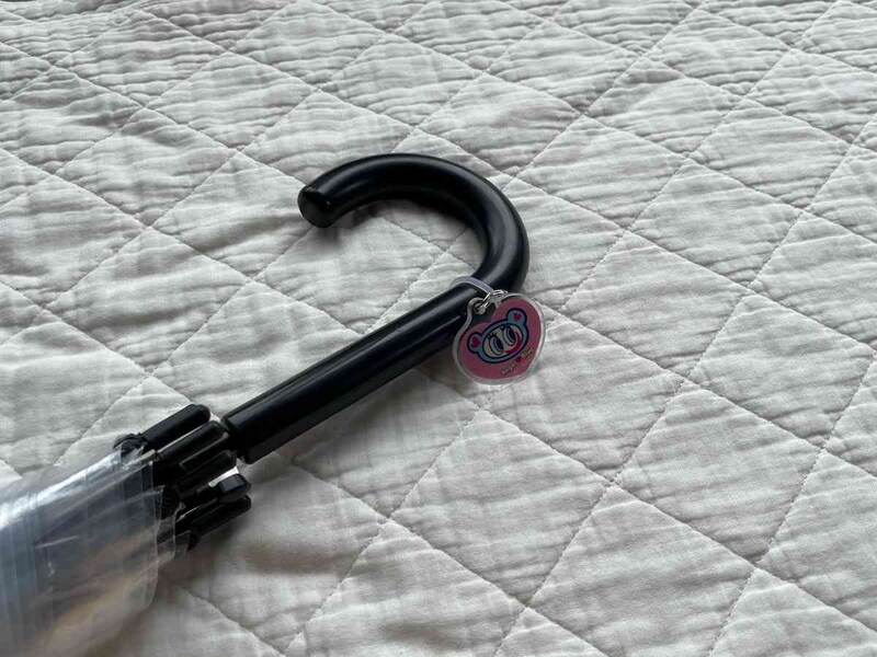 キャンドゥの「ANGEL BLUE アクリルアンブレラチャーム（全2種）」を傘の柄につけて目印に