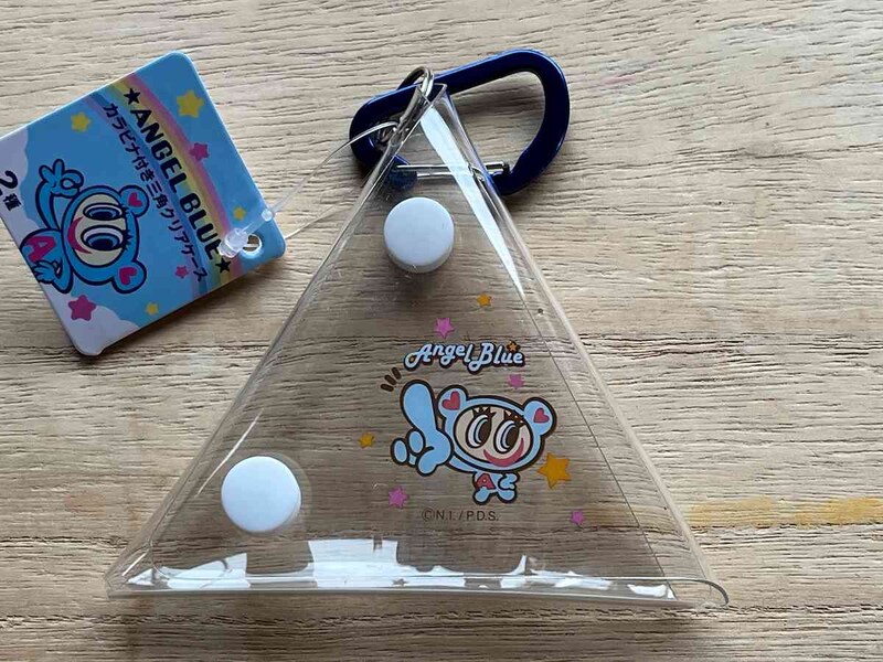 キャンドゥの「ANGEL BLUE カラビナ付き三角クリアケース（全2種）」